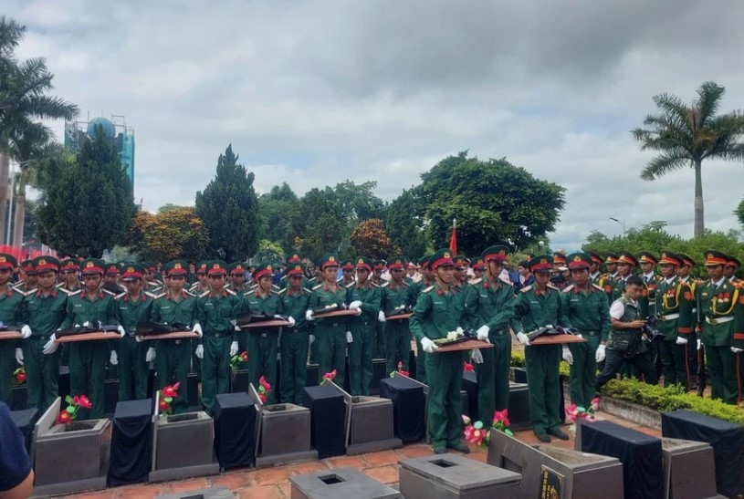 Repatriated remains of Vietnamese volunteer soldiers reburied in Gia Lai